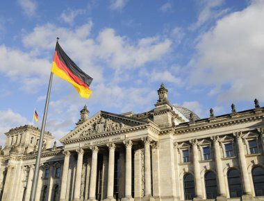 DW: Το Βερολίνο ζητάει εξηγήσεις από την Αθήνα για την βόμβα που έλαβε χθες το γερμανικό ΥΠΟΙΚ